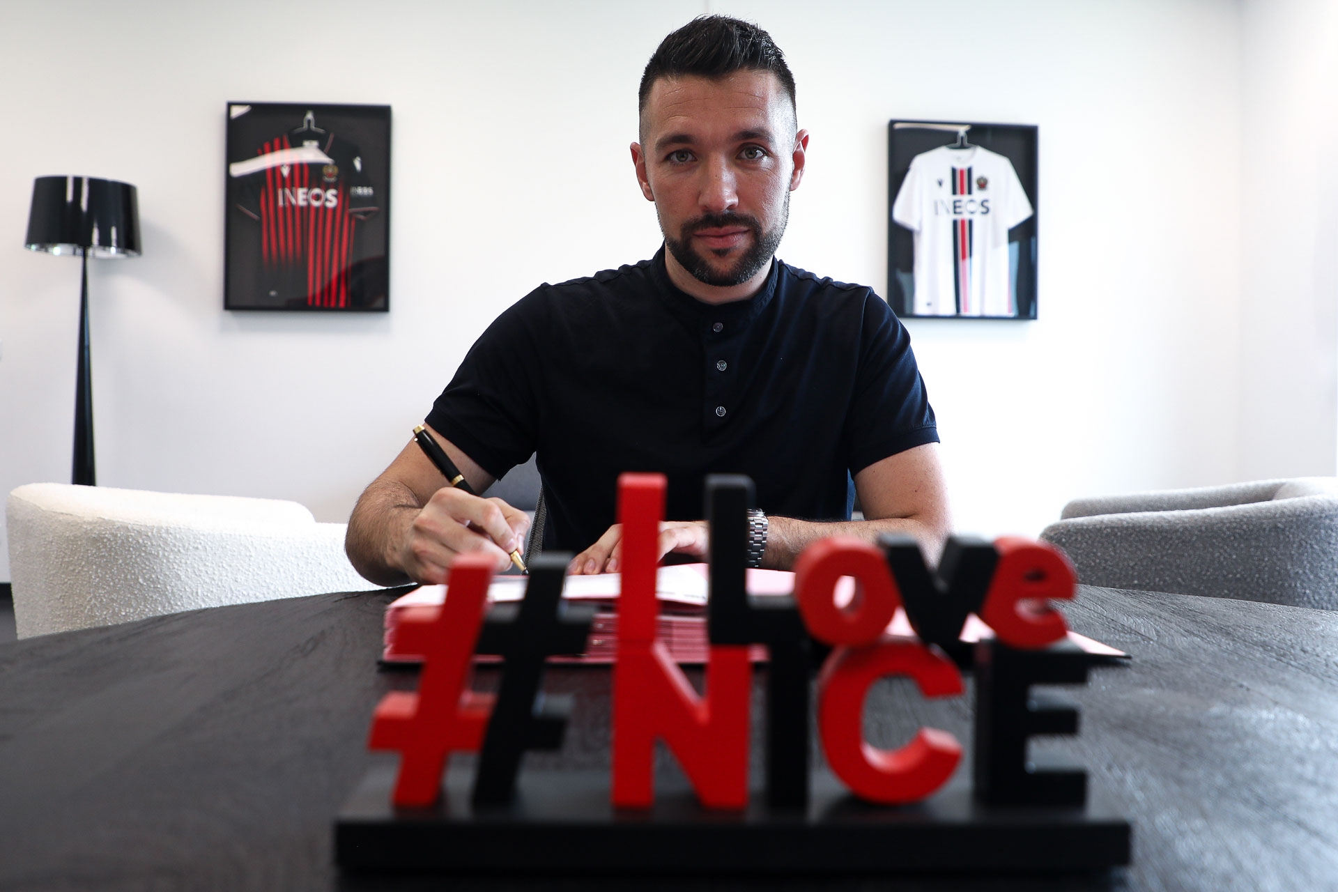 精华眼部护理液海报设计_新品眼霜海报设计公司